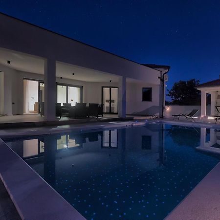Villa Speranza With Illuminated Pool PUY 외부 사진