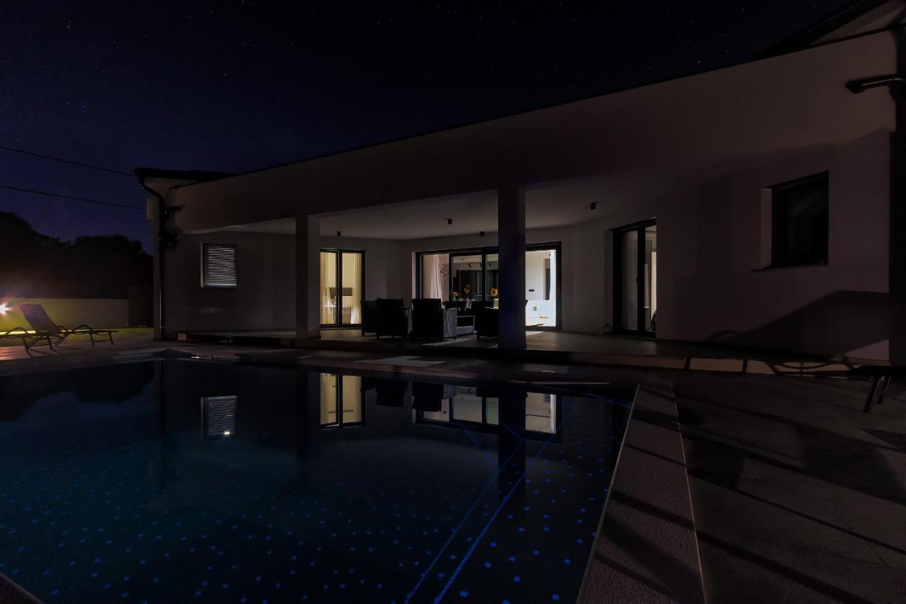 Villa Speranza With Illuminated Pool PUY 외부 사진
